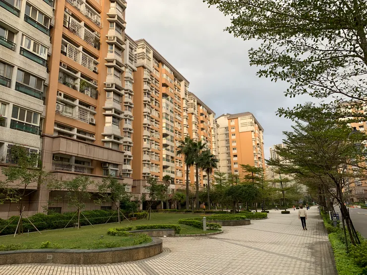喜歡這樣公共空間很大的社區😍