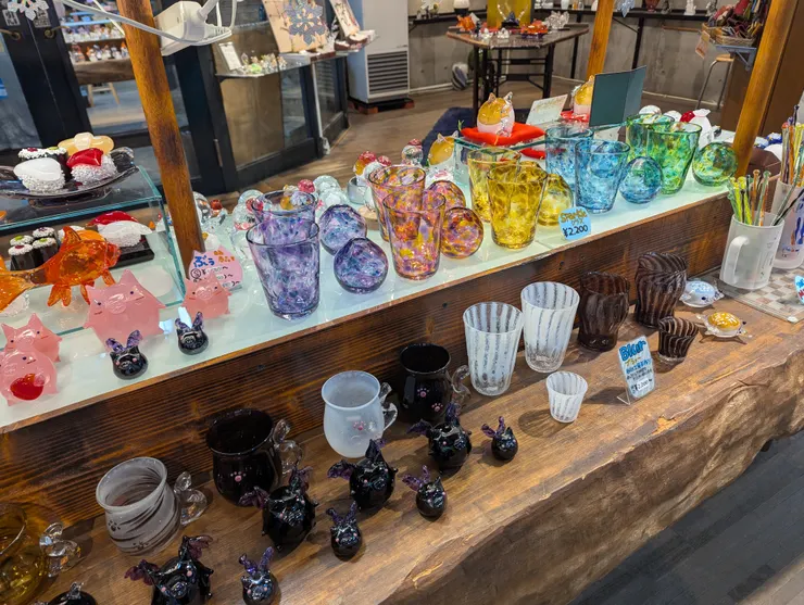 店裡繽紛的玻璃商品