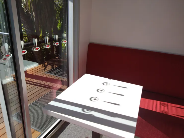 一旁的小販賣部，驚嘆號是nzone的標誌