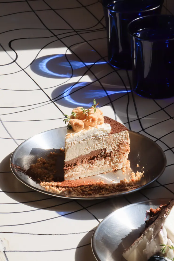 提拉米蘇帶點沙沙的冰淇淋口感，咖啡香氣四溢，整體不會太甜我很喜歡!!