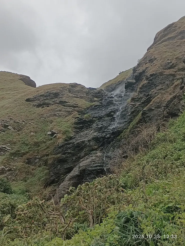 瀑流因風暴水成花飛四散