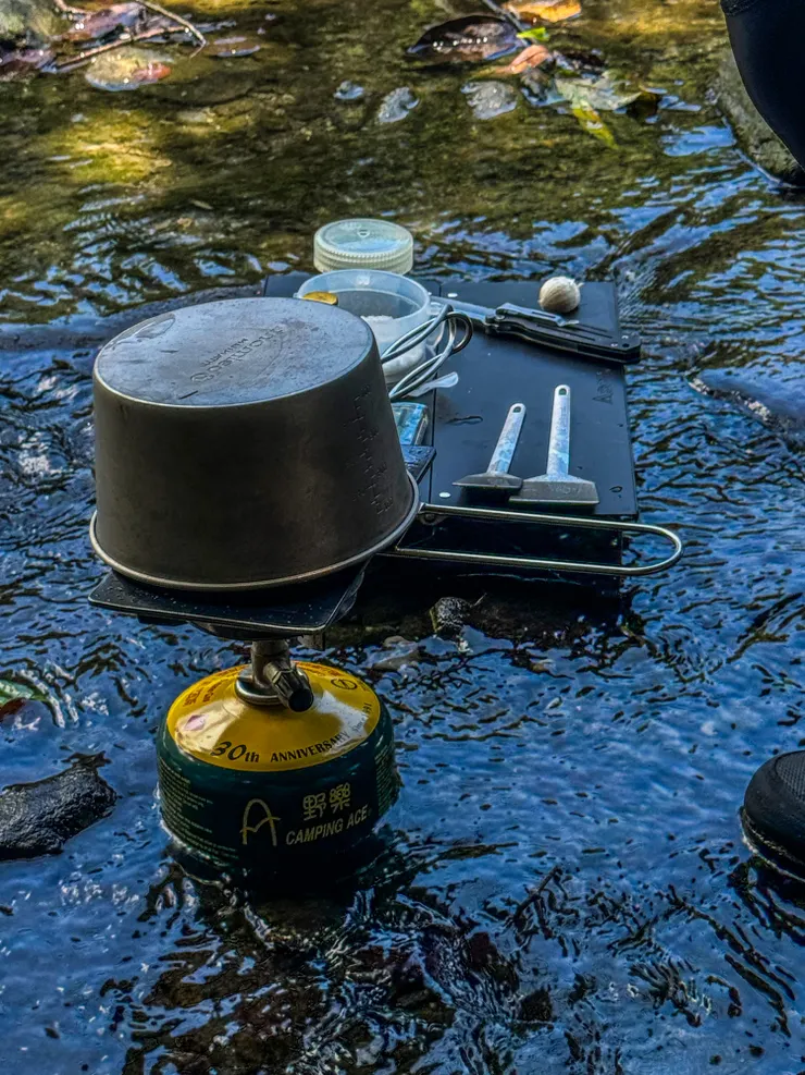 琦偉叔叔中午拿出小小的鐵板煎牛排,空氣頓時香味四溢啊~~🥰(btw 那兩支小鏟子好可愛啊!❤️)