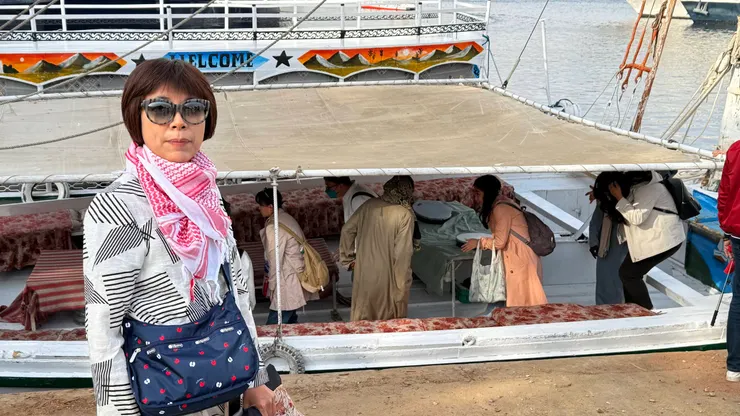 怕遊客曬太陽，風帆船有棚。