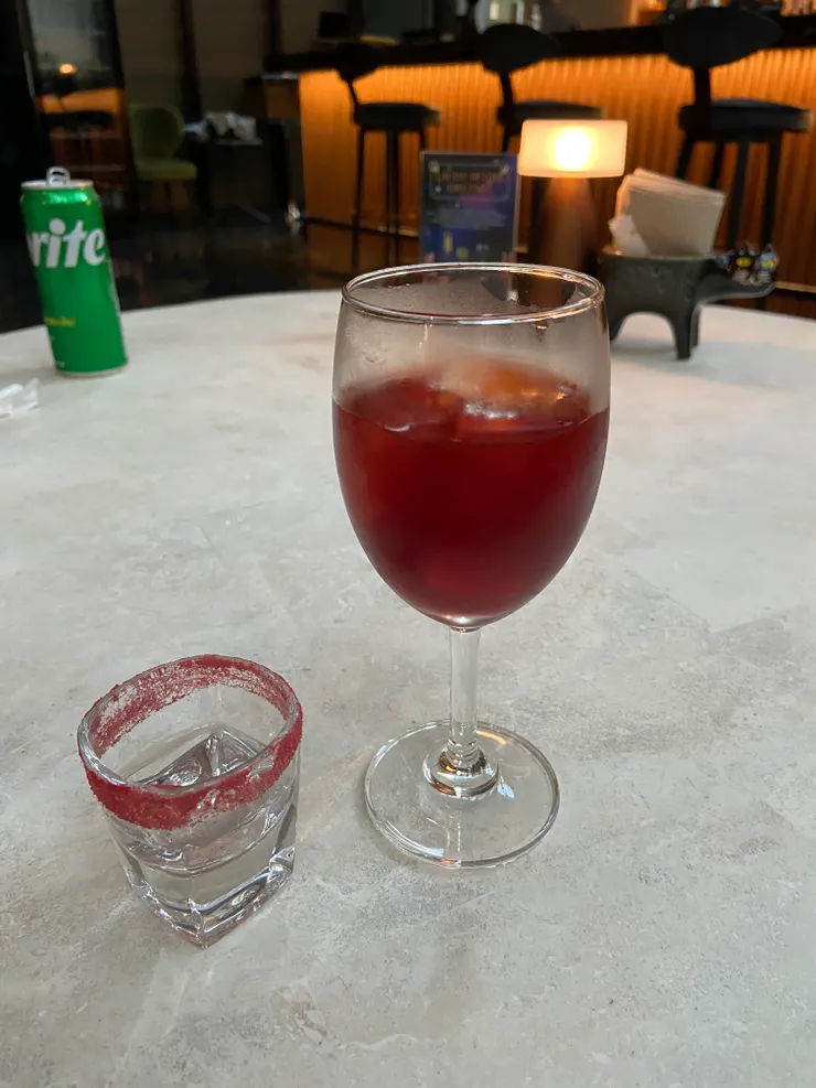 有酒精飲品（冧酒）或無酒精飲品（梅子烏龍茶）選擇