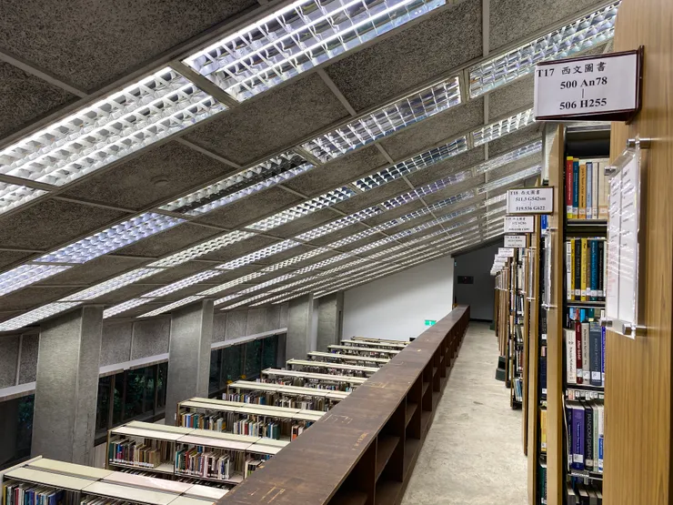 從二樓圖書區望向一樓