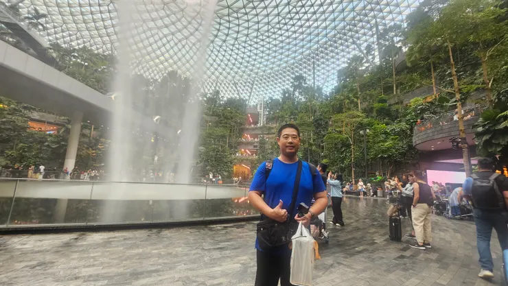 我來到瀑布的最底下!