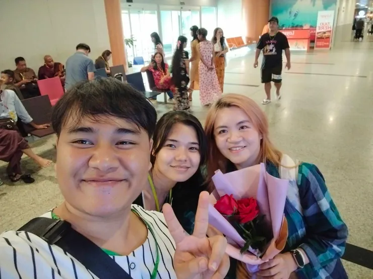 班機延誤1小時，在入境檢查時又塞了1個多小時，在許多的不受控後，我平安回到緬甸，與學生們見面了。