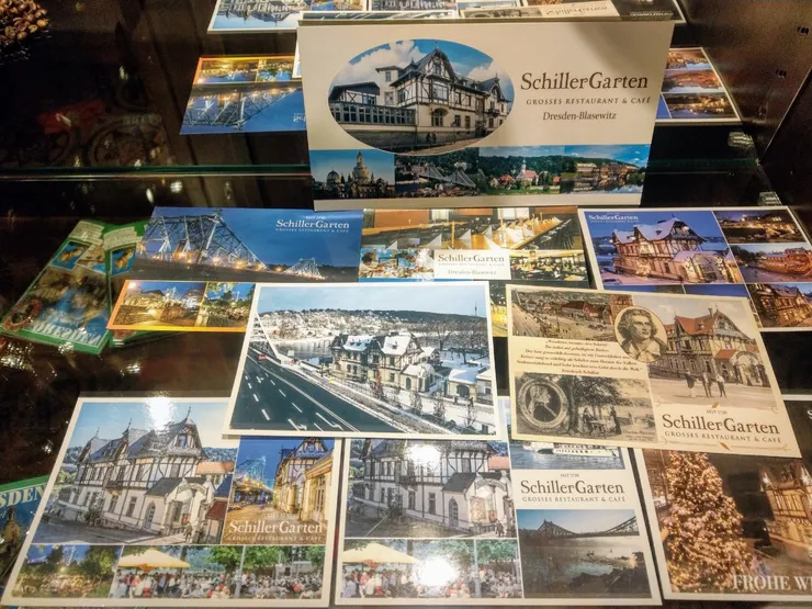 chatGPT：席勒（Friedrich Schiller）在1785至1787年期間，待在 Dresden–Loschwitz，並常常到對岸（現今 SchillerGarten 所在地）的 Fleischersche Schankgut 用餐。當時他認識了店主女兒 Justine Segedin（後來稱為 "Gustel von Blasewitz"），並在其著名劇作《Wallensteins Lager》中登場。 1859年為了慶祝席勒誕辰100週年，當地興建了席勒的紀念碑，並正式將餐廳命名為 SchillerGarten（席勒花園） 。