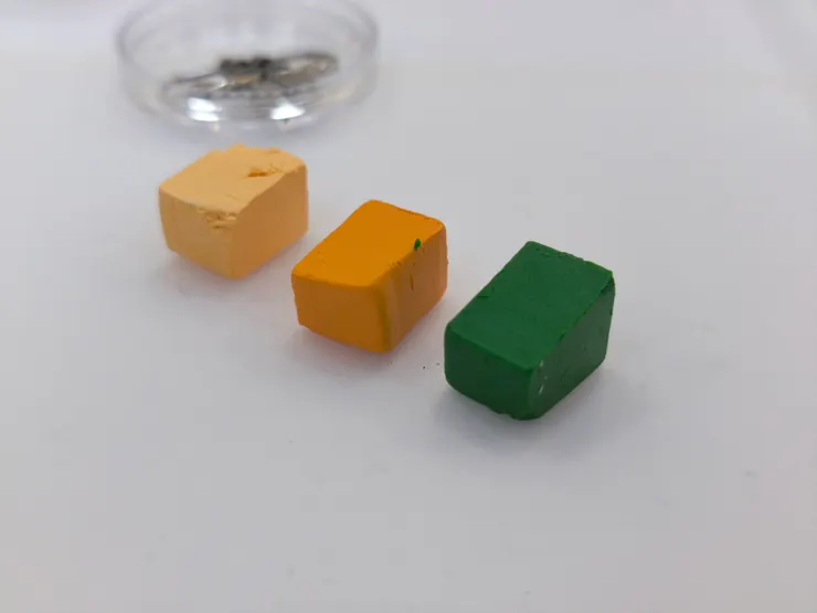 🪴材料準備  只要幾樣東西：  軟陶／壓泥棒／透明ＵＶ膠  矽膠膜具／瞬間膠／牙籤  耳針／耳夾配件  烤箱／紫外線燈