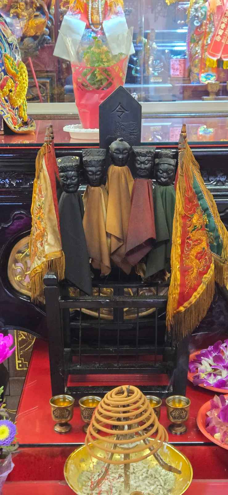 圖7.雕刻頭部(五營頭),並披上代表五方顏色(青、紅、白、黑、黃)布條的作法,是最古老且具實用性的表現形式。早期物資匱乏,匠師以最精簡的木料與工序,結合易於取得的布料,迅速建立起神聖的象徵。