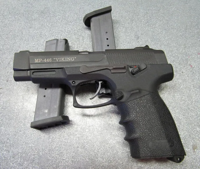 MP-446維京式手槍與其兩排彈匣和Pachmayr握把