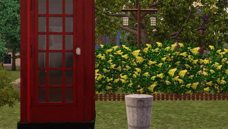 電話亭對著公園的美景，可惜打電話的人沒法看到。