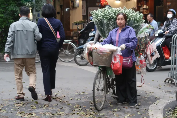 街上到處都是賣花的人/車