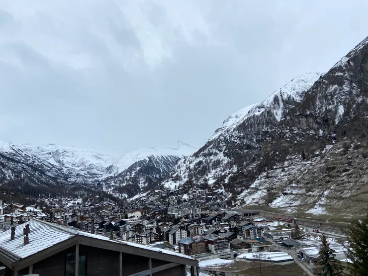 初春的策馬特雪景