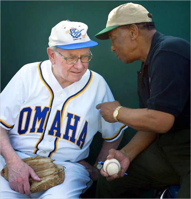 Ernie Banks(右)和Warren Buffett(左)(來源:Matt Miller/Omaha World-Herald)