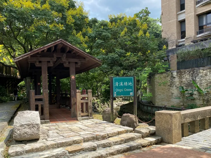 步道入口附近設有涼亭