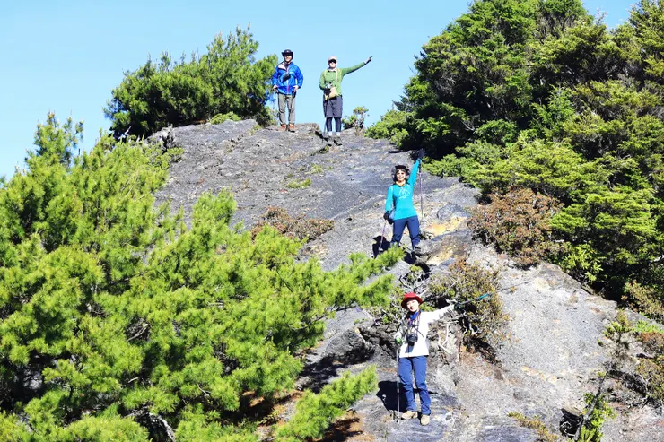 ▲山頂西側小丘裸露出風化成褐色岩層