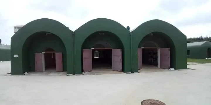 當初報務班四十位受訓人員都住在中間的寢室裡。