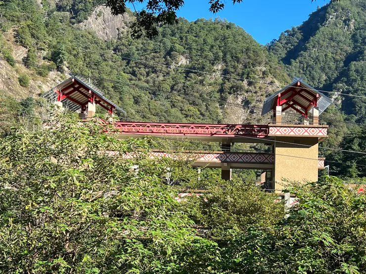 公路旁的大樓是停車場、便利商店與閱讀空間