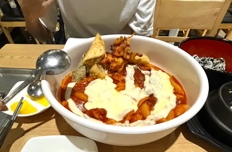 在桌上用臉盆吃飯初體驗(並不是)