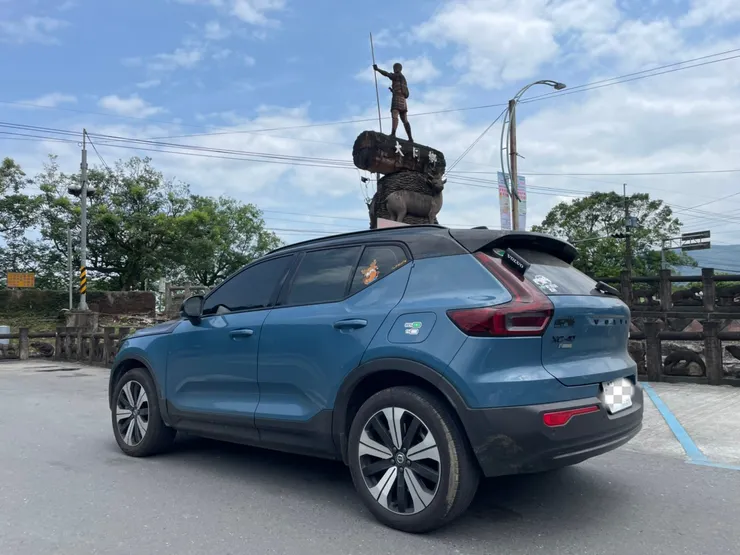 大同鄉公所旁的雕像