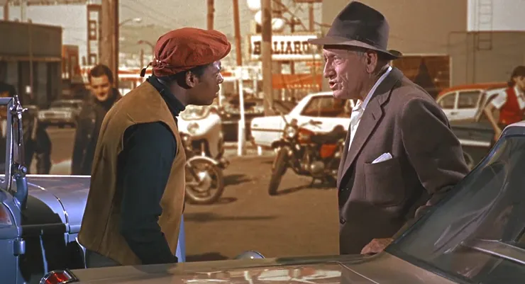 黑人小夥子對倒車不慎的Matt怒吼： 「你當然看不見我囉！」（這句話是雙關吧？）