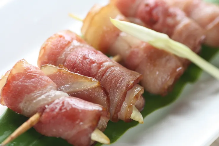 以培根調和薑花濃烈的香氣，既得花苞的鮮香嫩爽的口感，又兼得培根碳烤的腴味，可謂相得益彰。