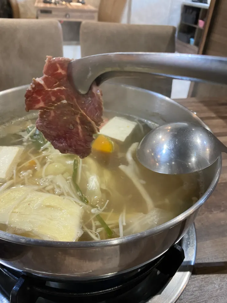 涮四秒的溫體牛肉呈現粉紅色澤