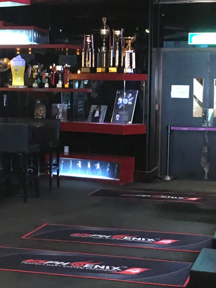 這些獎杯應該不屬於MJ吧，以前也沒看到展出這些，但下面《Off the wall》唱片和獎項是真的。