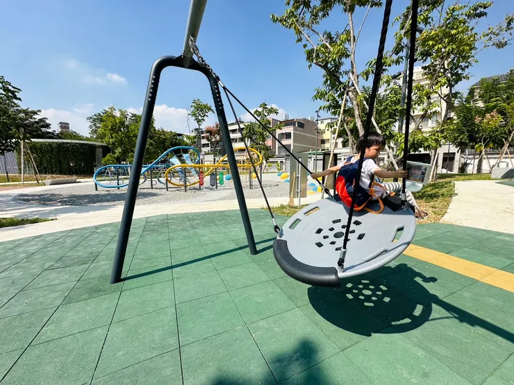 俗稱鳥常盪鞦韆可以讓需要被抱著的孩子玩,也可以躺著玩。(十全公園)