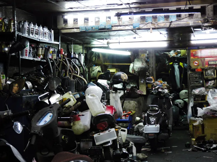 台灣老車攏總來！經驗豐富的正成車業行 - 車行情景