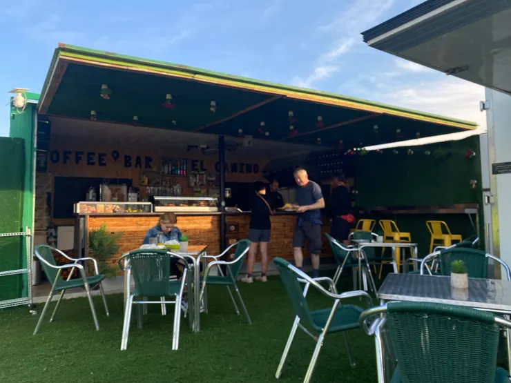 佈置用心的咖啡小車。