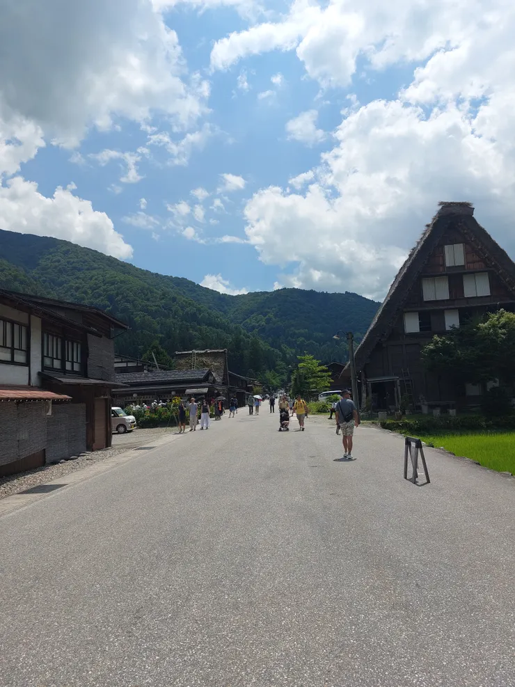 這應該是主要幹道，群山配上合掌村，有種寧靜舒適的美