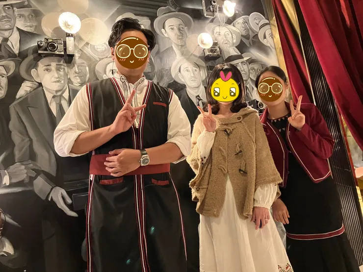 不過這位女性是比較高階的員工，初階員工的制服不長這樣