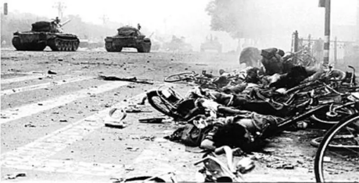 「六四」坦克碾壓人的全景全過程的照片。這些照片是1989年國內學生委託西方記者帶出來的、此照片清清楚楚的証明中共戒嚴部隊的坦克是故意碾壓人的。（張健提供）