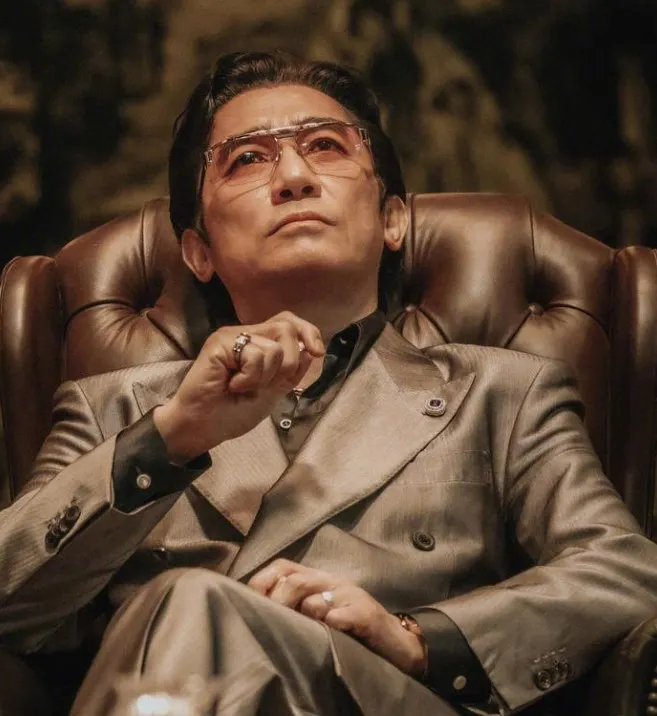 就是這樣天之驕子、唯我獨尊的態度，讓程一言徹底劣化成一個心狠手辣的奸商。（圖／龍祥電影提供）