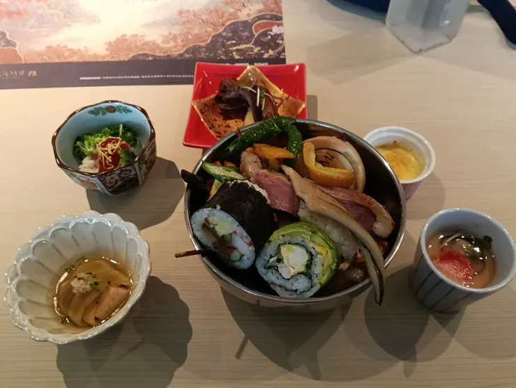 第一次看到如此豪華的員工餐，自己拿的時候心跳加速