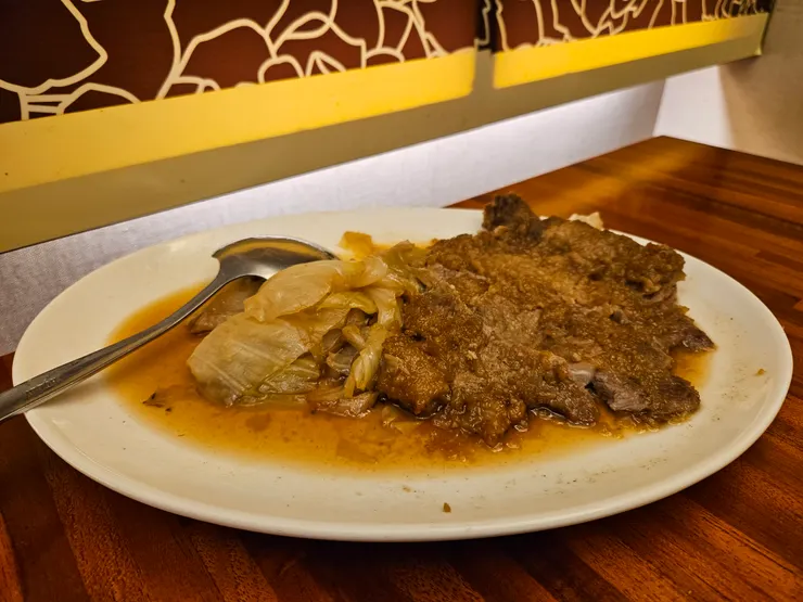 這道是店內招牌滷排骨,排骨肉軟嫩、高麗菜鮮甜,鹹淡適中,老爸老媽都說讚!