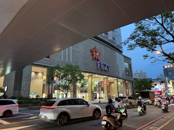 靠近捷運板橋站2號出口,遠東百貨中山店11樓