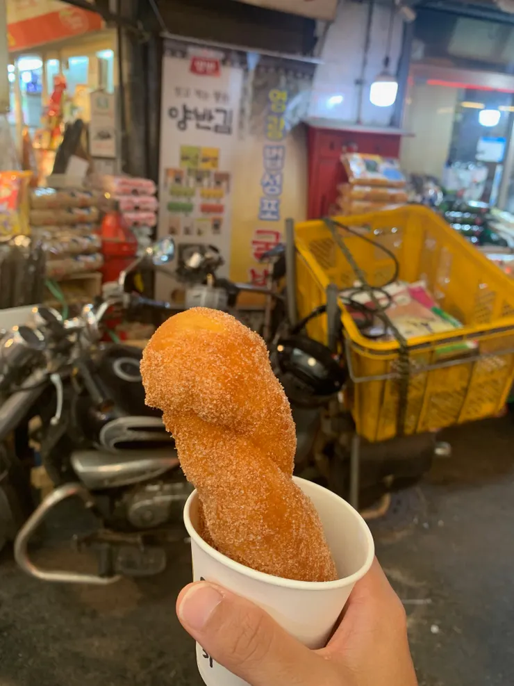 來根現炸麻花卷，1000韓元 - 吃起來很像台灣的雙胞胎。這種油炸的東西，買最多人買的那個就對了！