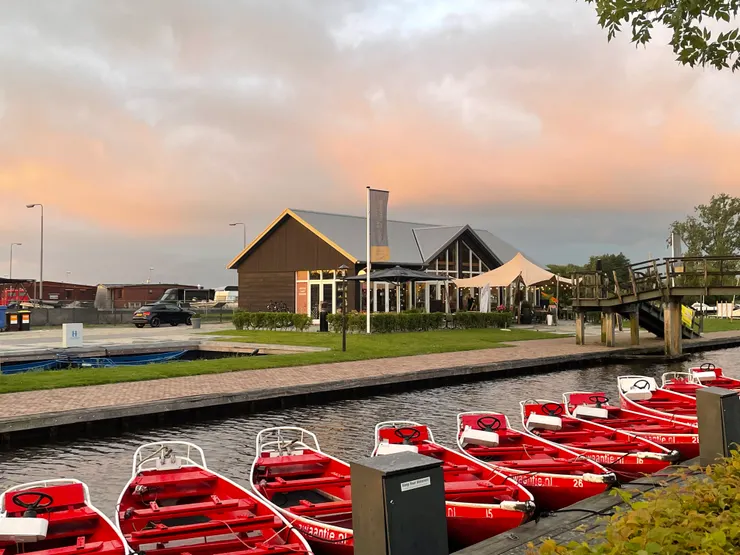 夕陽西下時的主河道，所有船隻都回來了