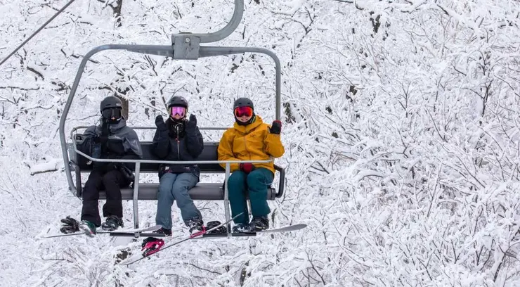 韓國江原道 High1 官方滑雪學校課程，位於江原道知名滑雪勝地 High1 度假村，雪道規劃完善，適合新手與家庭旅客在冬季享受滑雪假期（via KKday）