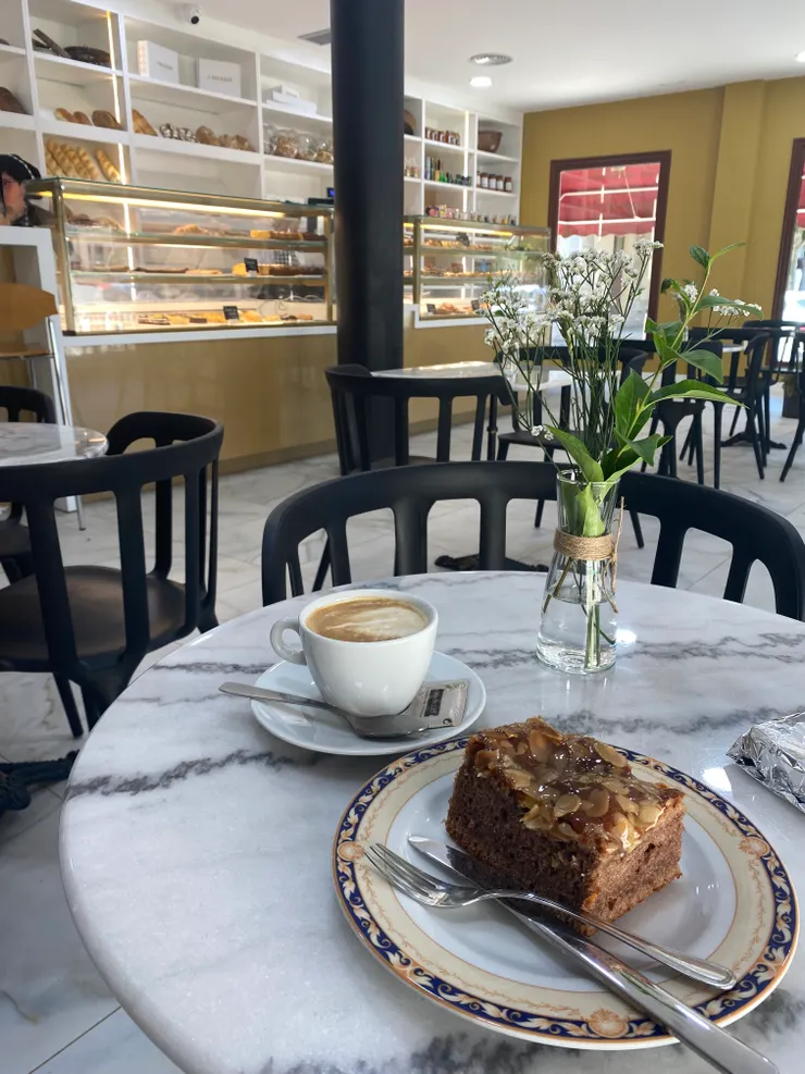 難得的下午茶時光，是一間乾淨典雅的甜點店。