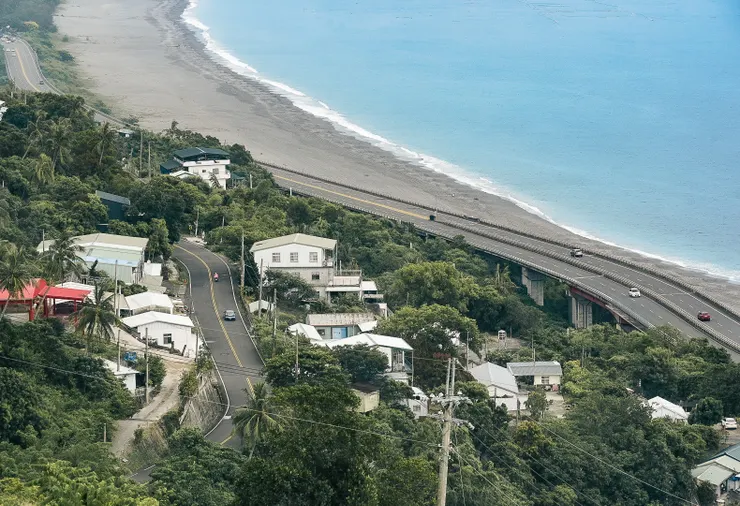 新舊南迴公路交疊。