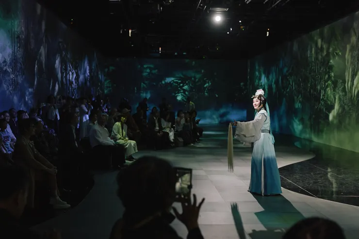 影像除了敘事、抒情，更要考量其在「劇場」出現的意義，以及與當下觀眾、表演之間的關係。圖片為國光𝟑𝟎戲曲沉浸劇場光影展，魏海敏老師表演的《十八羅漢圖》虛實共演。