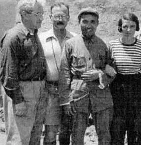 加菲（左一）在延安与朱德合影