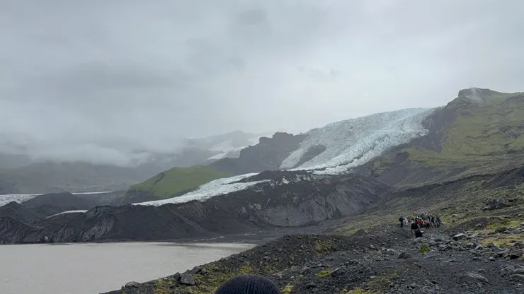 徒步前往冰川