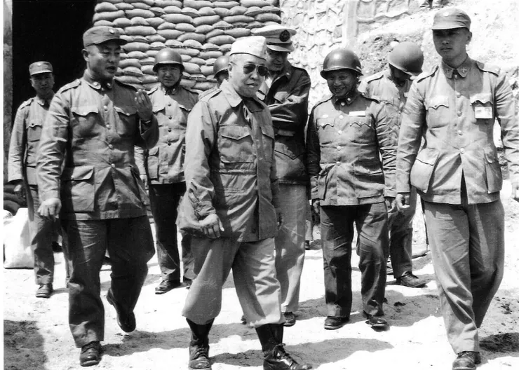 八二三砲戰前夕,國防部長俞大維(中)前往金門視導,陷入砲戰首日的風暴之中,頭部被流彈射傷。圖為俞部長與金防部第10軍軍長張國英將軍(左)。