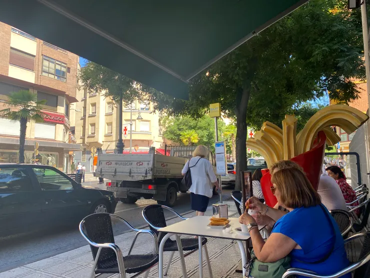 西班牙一定要去專賣店吃一下吉拿棒，生意好好，好好吃。