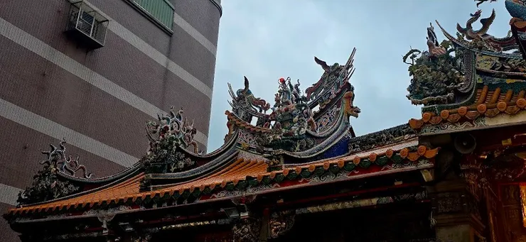 屋脊上交趾陶及剪黏工藝(圖片截圖於網路)